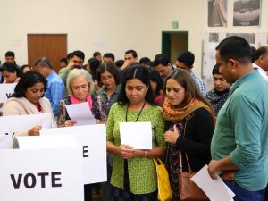 Oameni care votează la o secție de votare.