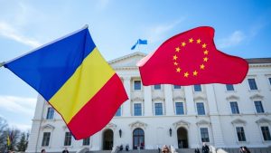 Steagurile României și UE în fața unei clădiri oficiale